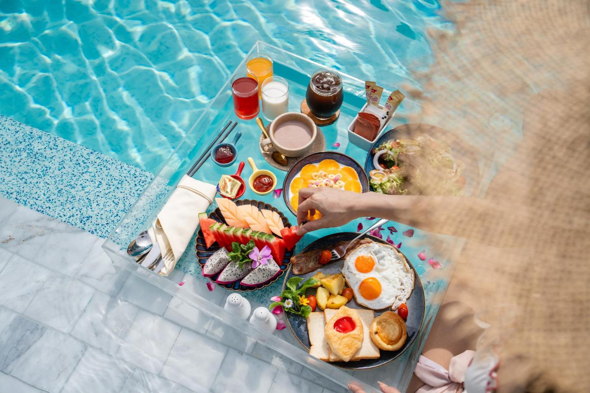 シー ベッド グランド ホテル プーケット【SHA Extra+認定】 エクステリア 写真 A floating breakfast at a resort in Bali, Indonesia